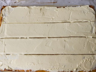 百香果旋涡蛋糕,取一部分淡奶油涂抹在蛋糕上，涂抹奶油后用刀将蛋糕的切口划上痕迹