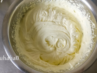 百香果旋涡蛋糕,390克淡奶油放入20克糖粉，用电动打蛋器打至8分发的状态