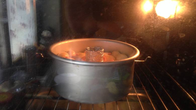 小猪挤挤包,把模具放入烤箱中下层，上下火烤20分钟左右即可