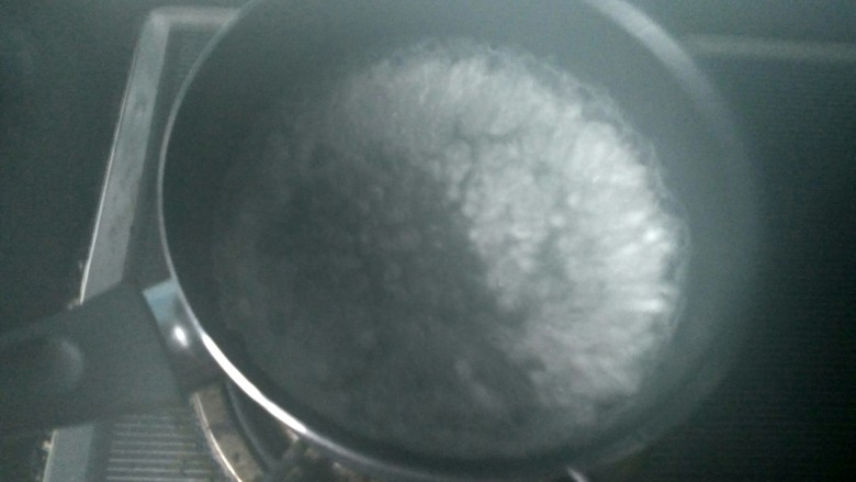 木瓜牛奶西米露,锅内放水，水开后倒入西米。