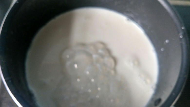 木瓜牛奶西米露,锅内放牛奶，加热。