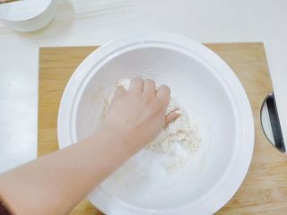 做饼+香葱煎饼,在揉面团之前，两手抹点面粉，再在边上准备一点面粉，以防后面黏手。