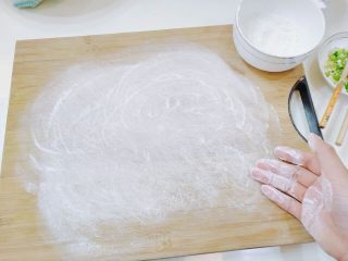 做饼+香葱煎饼,面团醒好之后，将擀面杖和砧板上都抹上面粉。