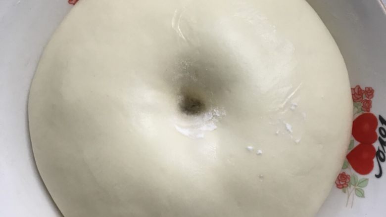 日式桑葚牛奶卷,用手指沾面粉戳洞洞口不回缩不塌陷为好