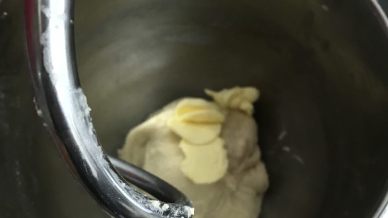 日式桑葚牛奶卷,加入软化好的黄油，2档把黄油揉进面团后转5档