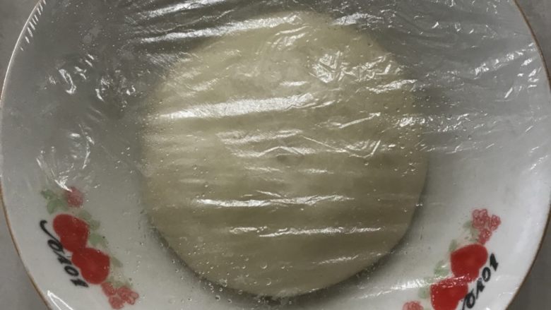 日式桑葚牛奶卷,拿岀来整圆放入容器中盖上保鲜膜送进发酵箱温度28度发酵