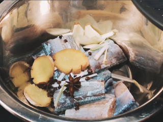 【cathy边吃边营养】香煎带鱼,加入切好的葱姜蒜，花椒八角干辣椒，腌制15分钟