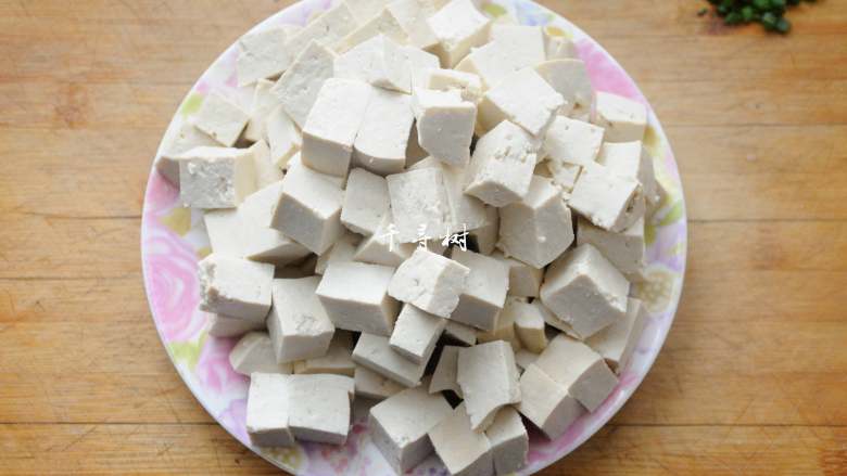 清炒豆腐块 鲜嫩可口又入味 最快手的豆腐炒法,豆腐切成小方块。