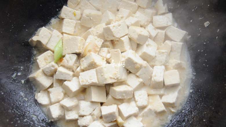 清炒豆腐块 鲜嫩可口又入味 最快手的豆腐炒法,大火稍微收下汁，由于加了蚝油，汁水会稍微浓点，非常漂亮。
