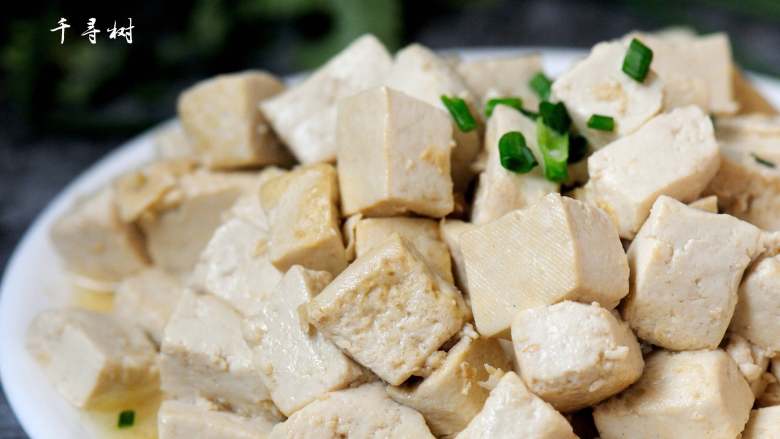 清炒豆腐块 鲜嫩可口又入味 最快手的豆腐炒法,清炒豆腐细节图欣赏。