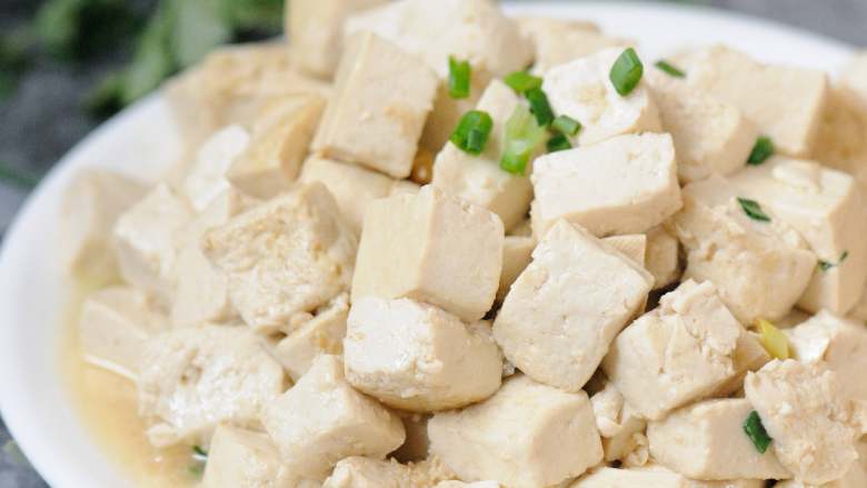 清炒豆腐块 鲜嫩可口又入味 最快手的豆腐炒法,炒豆腐过程中要避免过多的翻炒，那样会让豆腐太碎，炒出来不好看。