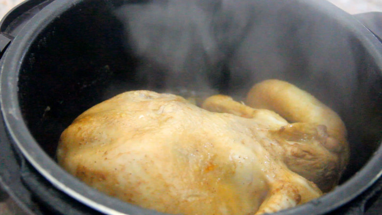 电饭煲焖鸡,焖好后取出就可以直接食用了。配上焖出的料汁味道直是超级好。