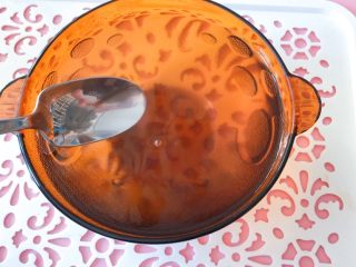 佳儿的水信玄饼●少女心怦怦滴,边倒边搅拌均匀，现在糊成了透明的有一点粘稠度的液体状态。