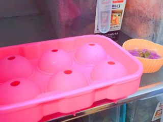 佳儿的水信玄饼●少女心怦怦滴,可以放在常温下冷却，大概30分钟，就成型了。或者放冰箱冷藏里，帮助她们快速降温，那样大概15分钟就可以了呢。