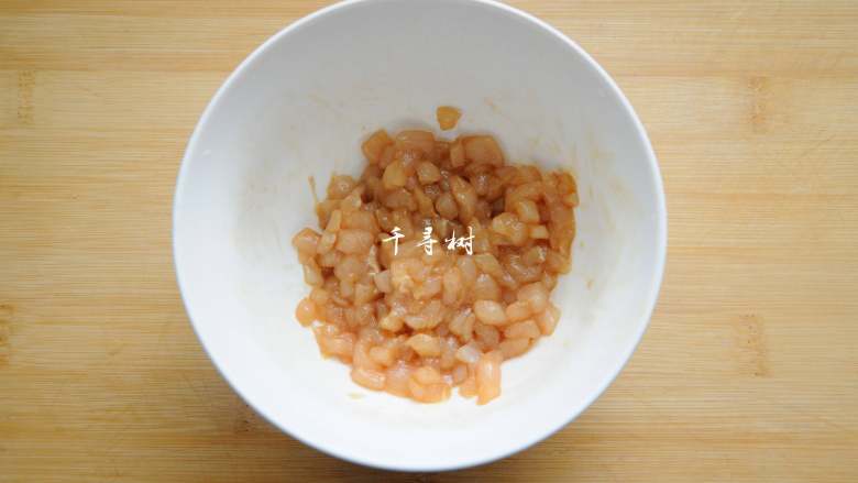 香菇鸡丁胡萝卜蛋炒饭 有菜有肉营养丰富的快手宝宝餐,鸡胸肉切丁后用少许的盐和料酒腌制上10分钟，一是入入味儿，二是可以去去腥。