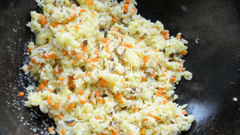 香菇鸡丁胡萝卜蛋炒饭 有菜有肉营养丰富的快手宝宝餐,倒入拌好鸡蛋的米饭大火开炒。