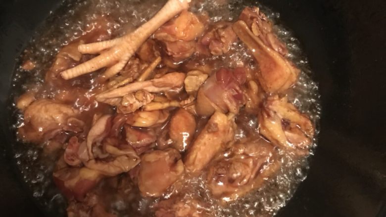 紫苏田螺鸡,热锅入油，倒入鸡块拉油。炒至成金黄色时出锅待用。