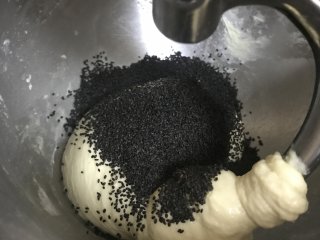 黑芝麻吐司,加入黑芝麻与面团揉至完全融合。