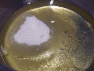 迷你蜂窝煤小蛋糕-冬日的温暖,将鸡蛋的蛋清和蛋黄分离，蛋清部分加入幼砂糖备用。