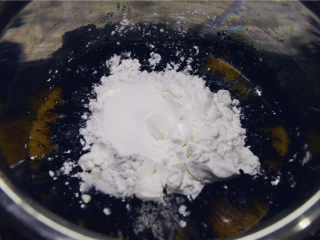 迷你蜂窝煤小蛋糕-冬日的温暖,蛋黄的部分加入酸奶、竹炭粉和玉米淀粉。