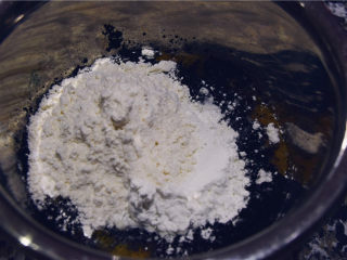 迷你蜂窝煤小蛋糕-冬日的温暖,加入低筋面粉。