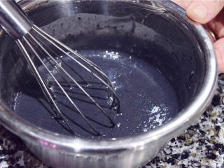 迷你蜂窝煤小蛋糕-冬日的温暖,用蛋抽将蛋黄的部分混合均匀。