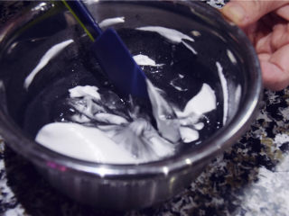 迷你蜂窝煤小蛋糕-冬日的温暖,将蛋清分三次与竹炭面糊进行混合。第一次采用切拌的手法。