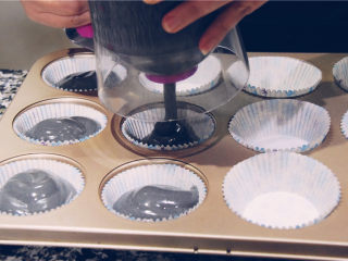 迷你蜂窝煤小蛋糕-冬日的温暖,用面糊分离器均匀的分装，大约6分满。