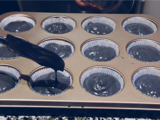 迷你蜂窝煤小蛋糕-冬日的温暖,用刮刀清理分离器内的面糊。补充在不太满的纸杯中。