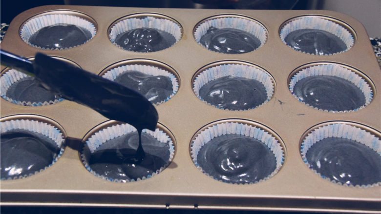 迷你蜂窝煤小蛋糕-冬日的温暖,用刮刀清理分离器内的面糊。补充在不太满的纸杯中。