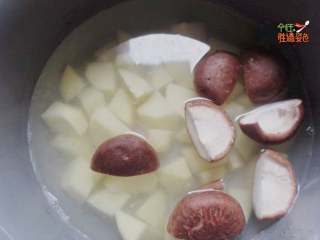鸡架炖土豆,土豆去皮切成小块，香菇洗干净去跟切块