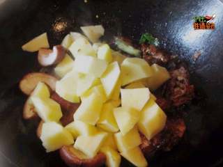 鸡架炖土豆,倒入土豆块和香菇翻炒