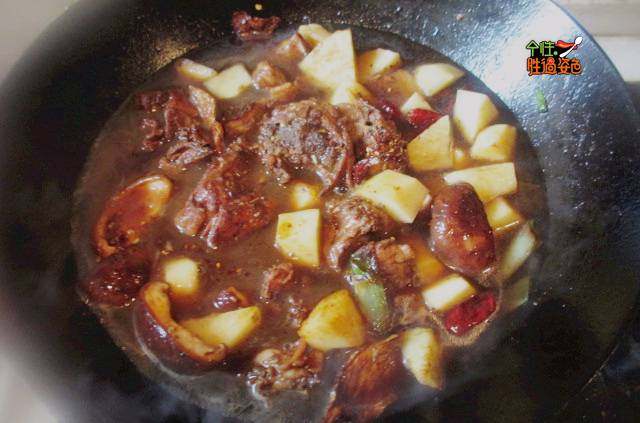 鸡架炖土豆, 加入2碗水，2勺盐大火炖煮