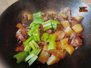 鸡架炖土豆, 水收干后，放入青椒和花椒、麻椒进行大火爆炒