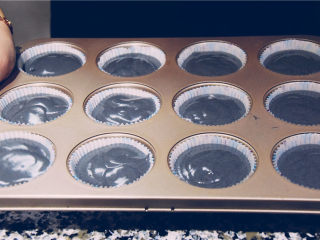 迷你蜂窝煤小蛋糕-冬日的温暖,此配方可以制作12只小杯子蛋糕。装满后，轻轻在操作台上墩一墩震碎大气泡。