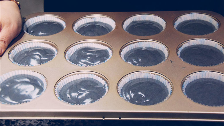 迷你蜂窝煤小蛋糕-冬日的温暖,此配方可以制作12只小杯子蛋糕。装满后，轻轻在操作台上墩一墩震碎大气泡。