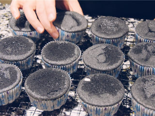 迷你蜂窝煤小蛋糕-冬日的温暖,烤箱上下160度，烘焙5-8分钟。插入竹签子测试蛋糕内部完全成熟了就可以出炉了。