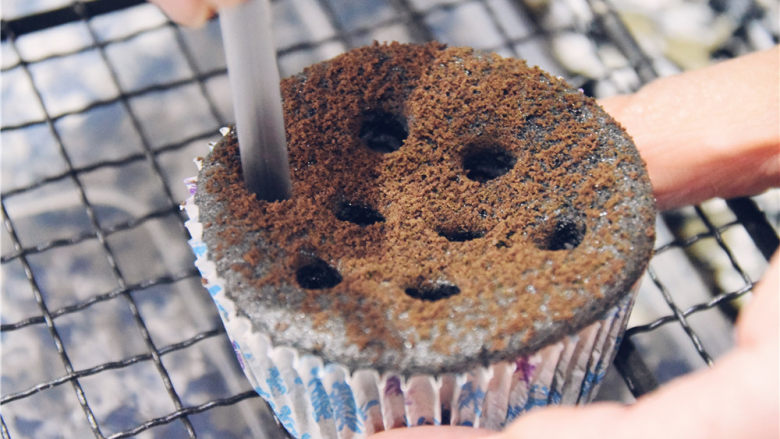 迷你蜂窝煤小蛋糕-冬日的温暖,用习惯在小蛋糕上打洞。打出蜂窝煤的造型。