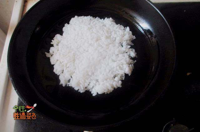 鸡蛋米饼,平底锅预热抹油，倒入米饭