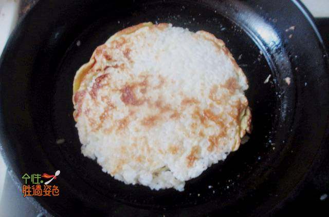 鸡蛋米饼,待鸡蛋凝固，翻面煎至