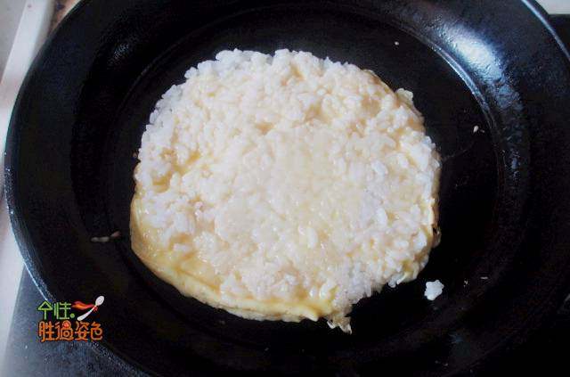 鸡蛋米饼,等米饭煎至定型，倒入鸡蛋液