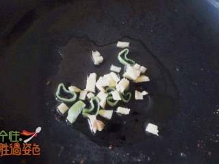 青菜肉沫粥,炒锅道少许油，放入葱姜爆香