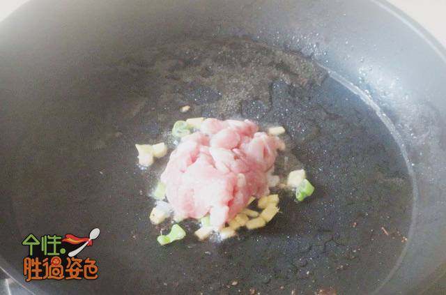青菜肉沫粥,放入腌好的肉末翻炒