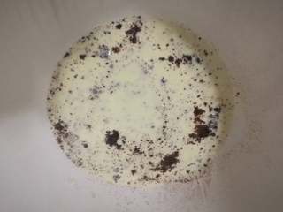 巧克力爆浆恐龙蛋,将煮好的奶油倒在巧克力上，搅拌至均匀