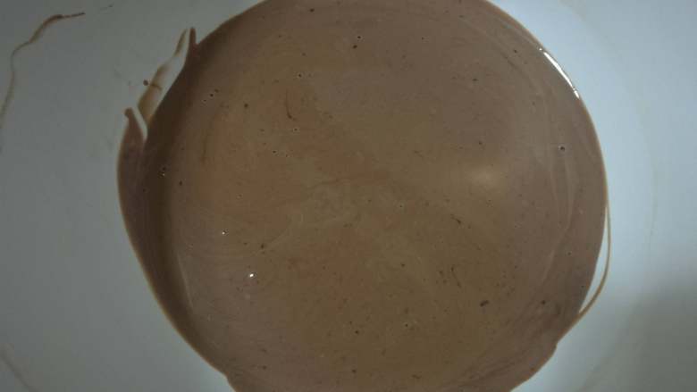 巧克力爆浆恐龙蛋,冷却后放入冰箱冷藏5小时以上，隔夜更好（最佳温度是冰至摄氏4度）