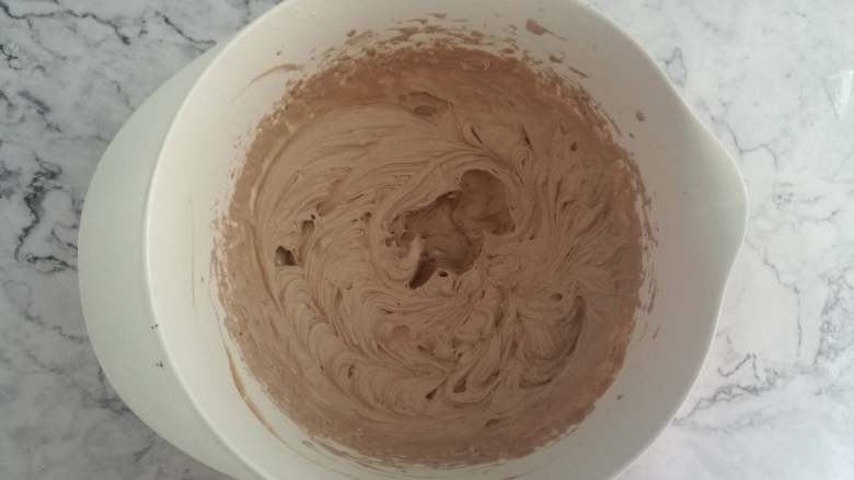 巧克力爆浆恐龙蛋,将冷藏的巧克力奶油取出，打发到9分，打发完成的奶油应该是浓稠、轻盈、顺滑