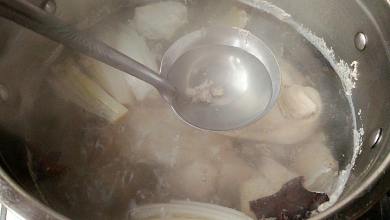 肉松,用勺子撇去浮沫，剩下煮鸡胸肉的汤还能当高汤用或者煮面，不要浪费哦！