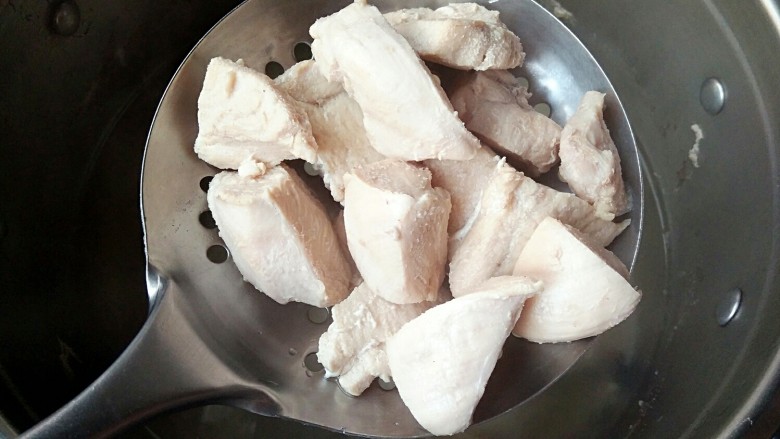 肉松,煮好的鸡胸肉沥水捞出。