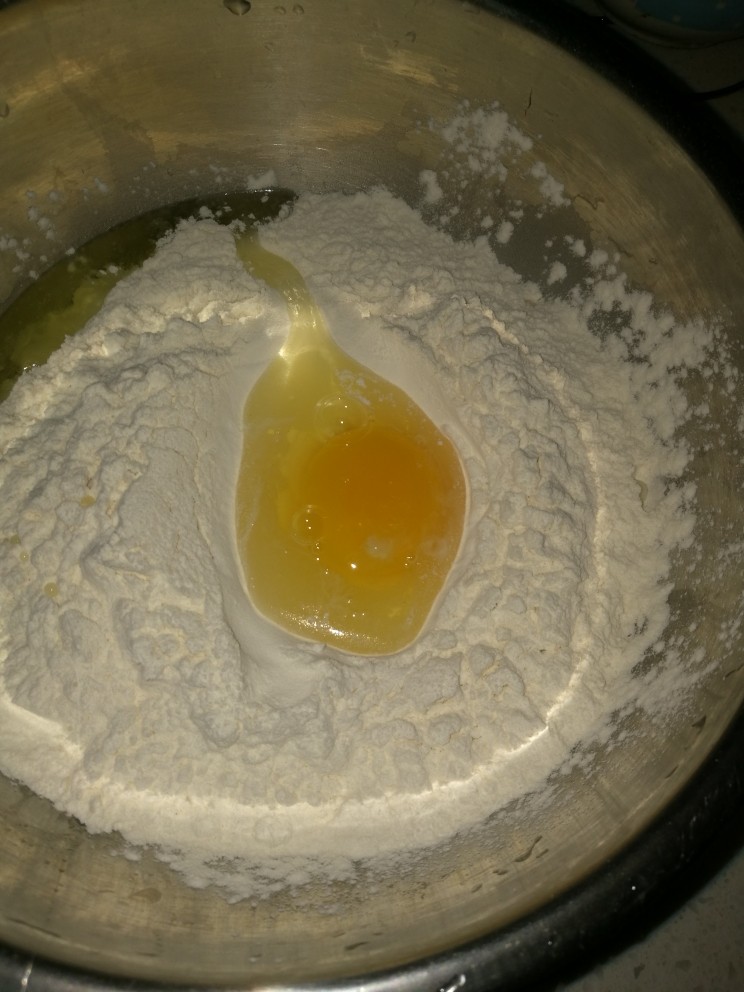炸油条,高筋面粉放盆子里，加入鸡蛋