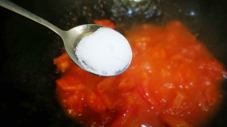 茄汁酸汤龙利鱼,加入适量盐 添些清水煮开